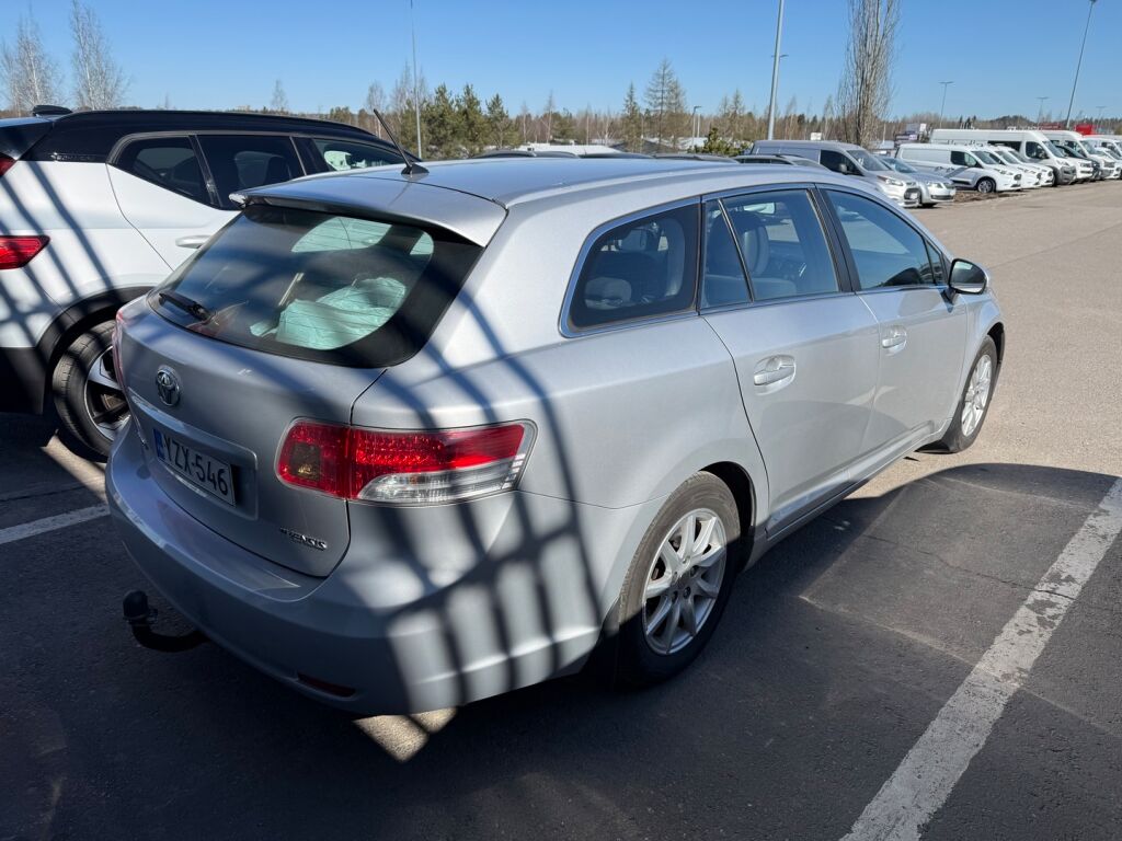 Toyota Avensis 2011 Hopea