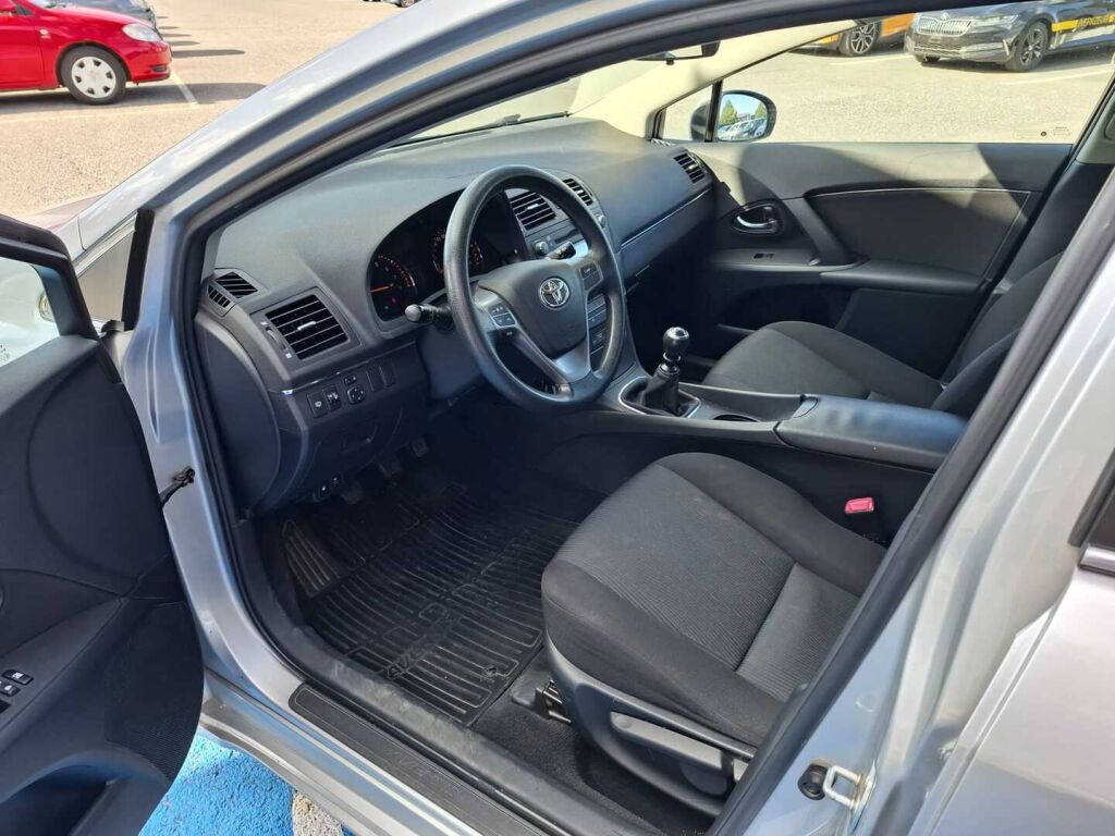 Toyota Avensis 2011 Hopea