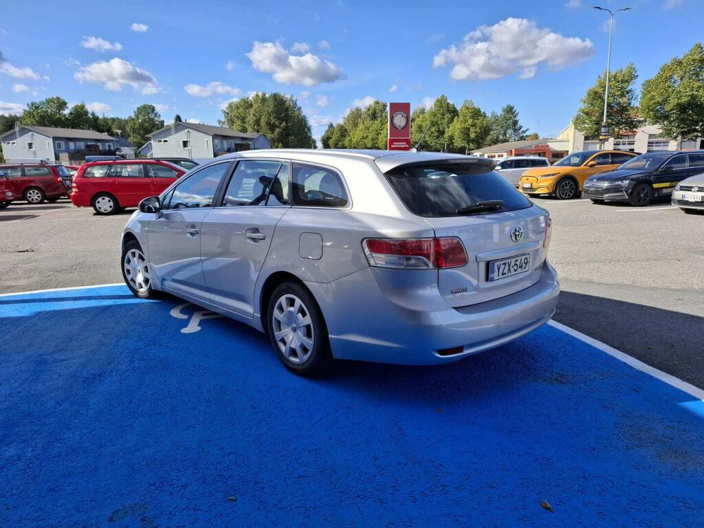 Toyota Avensis 2011 Hopea