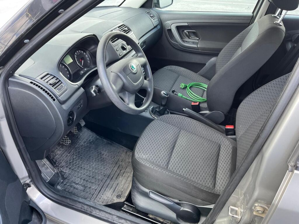 Skoda Fabia 2011 Ruskea (beige)