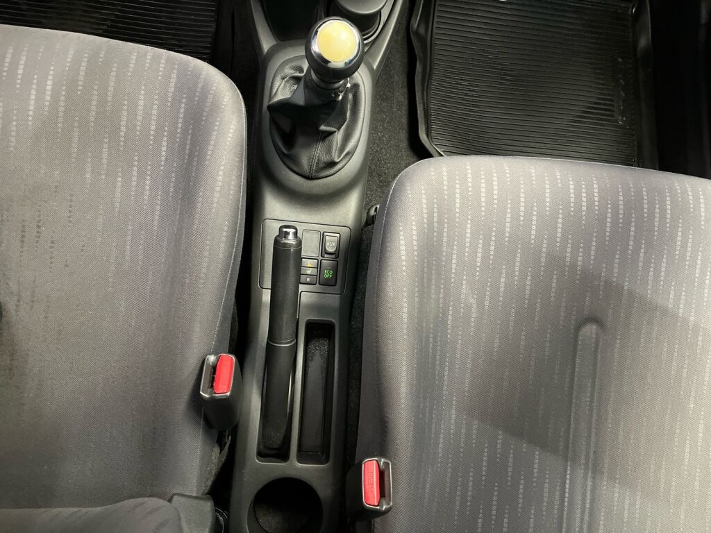 Toyota Yaris 2010 Punainen