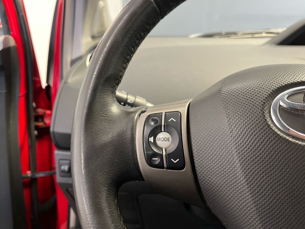 Toyota Yaris 2010 Punainen