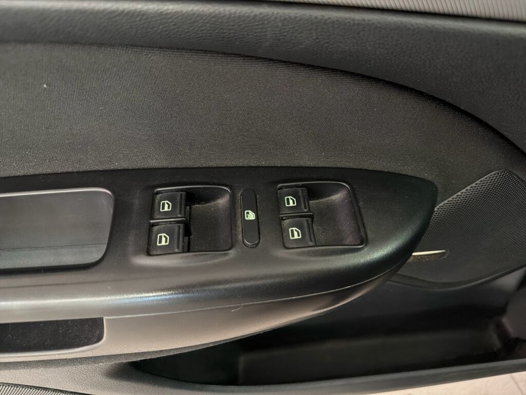 Skoda Octavia 2010 Musta