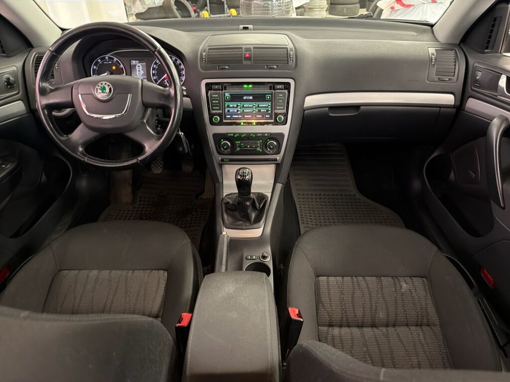 Skoda Octavia 2010 Musta