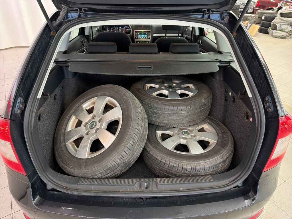 Skoda Octavia 2010 Musta