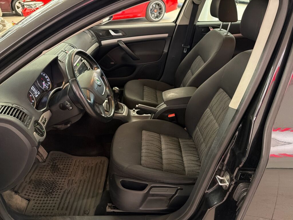 Skoda Octavia 2010 Musta