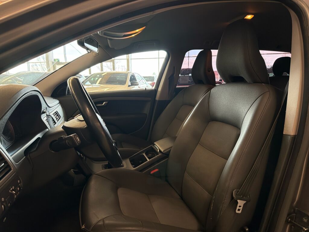 Volvo V70 2010 Harmaa