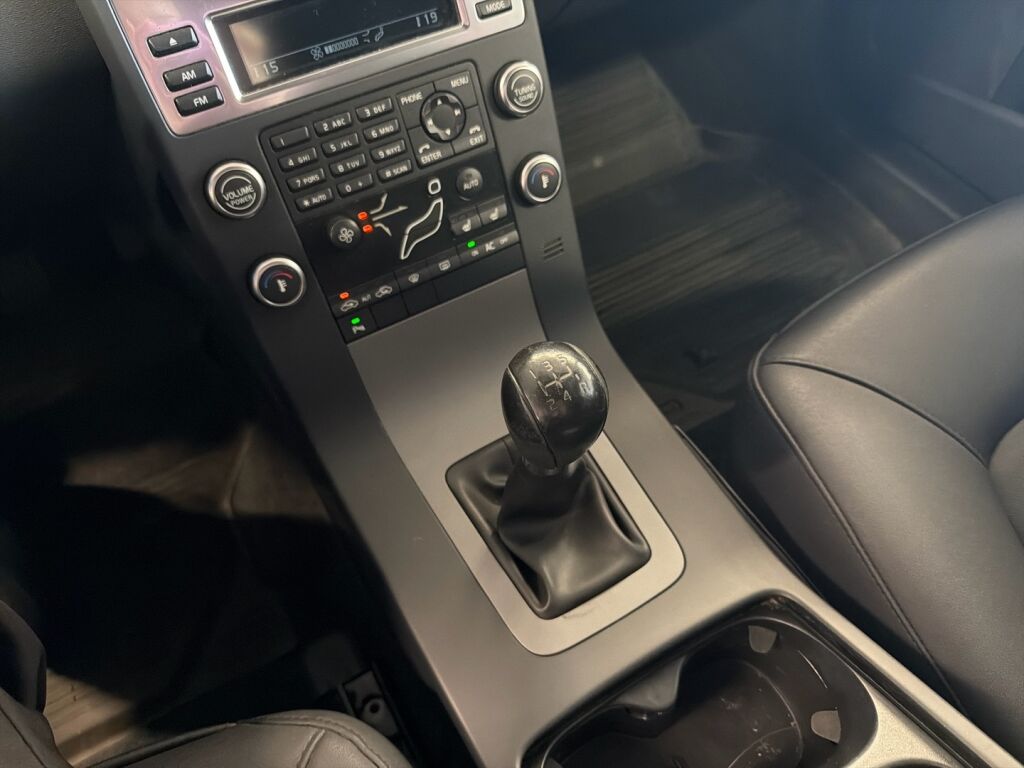 Volvo V70 2010 Harmaa
