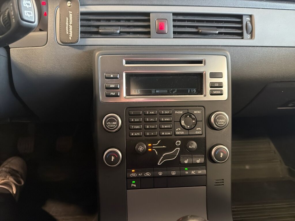 Volvo V70 2010 Harmaa