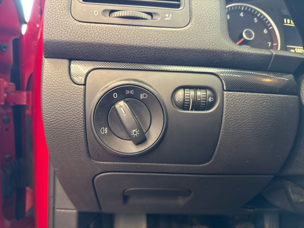 Volkswagen Jetta 2010 Punainen