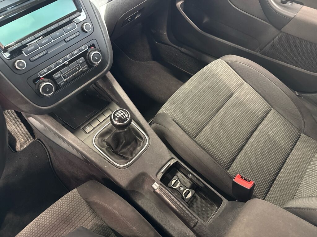 Volkswagen Jetta 2010 Punainen