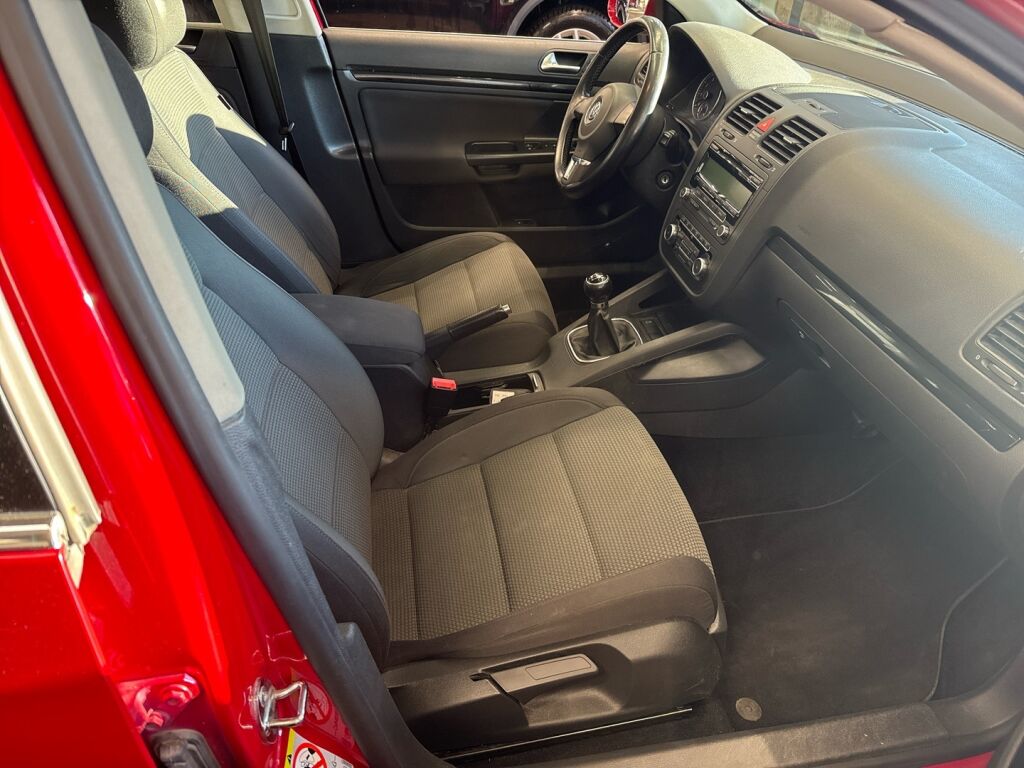 Volkswagen Jetta 2010 Punainen