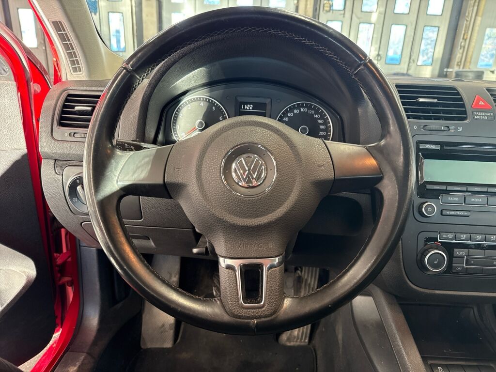 Volkswagen Jetta 2010 Punainen