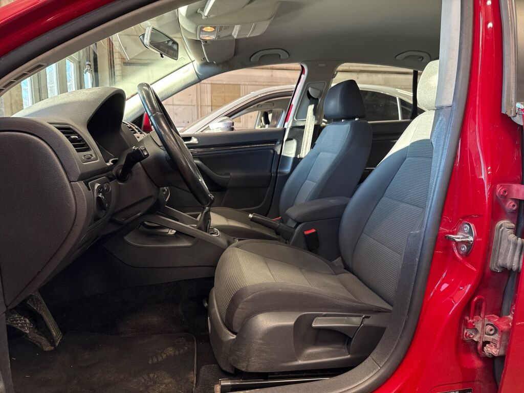 Volkswagen Jetta 2010 Punainen
