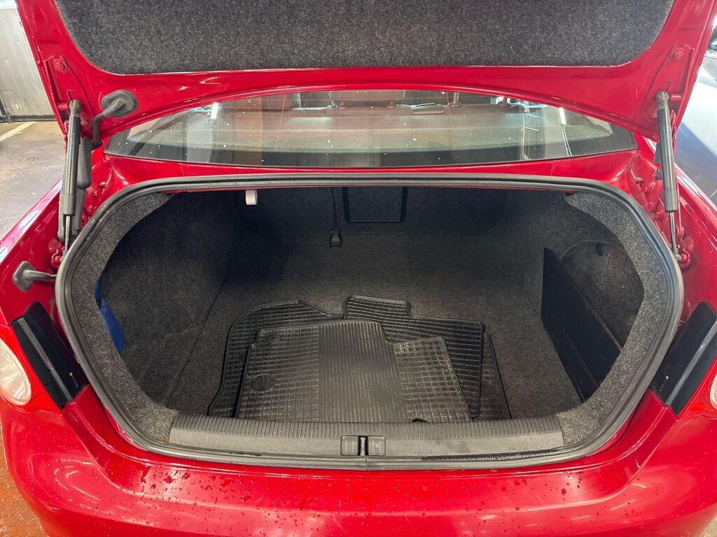 Volkswagen Jetta 2010 Punainen