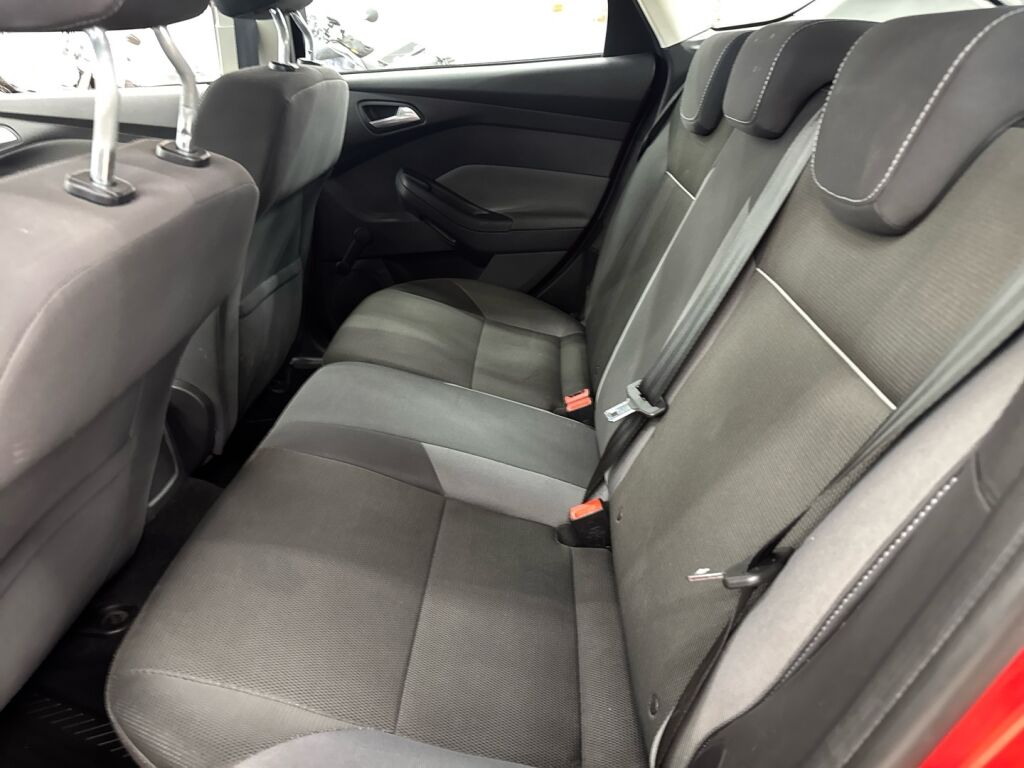 Ford Focus 2012 Punainen