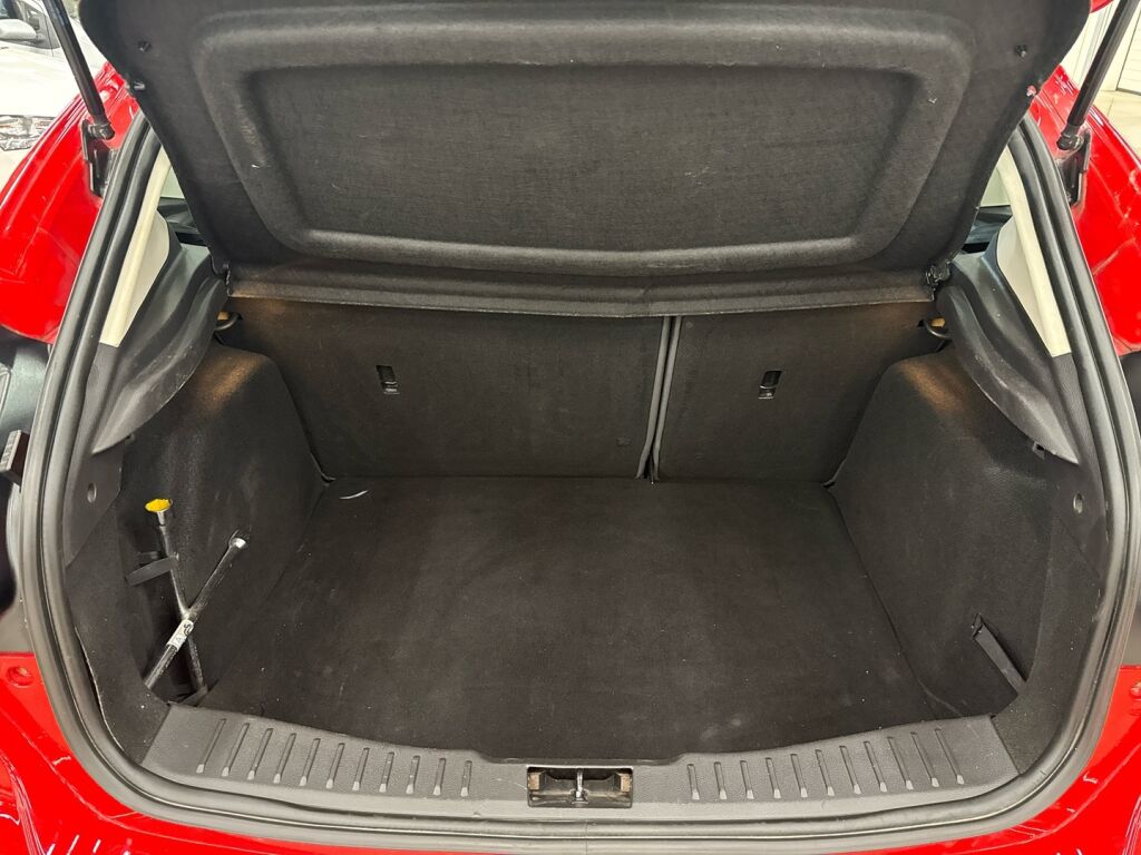Ford Focus 2012 Punainen