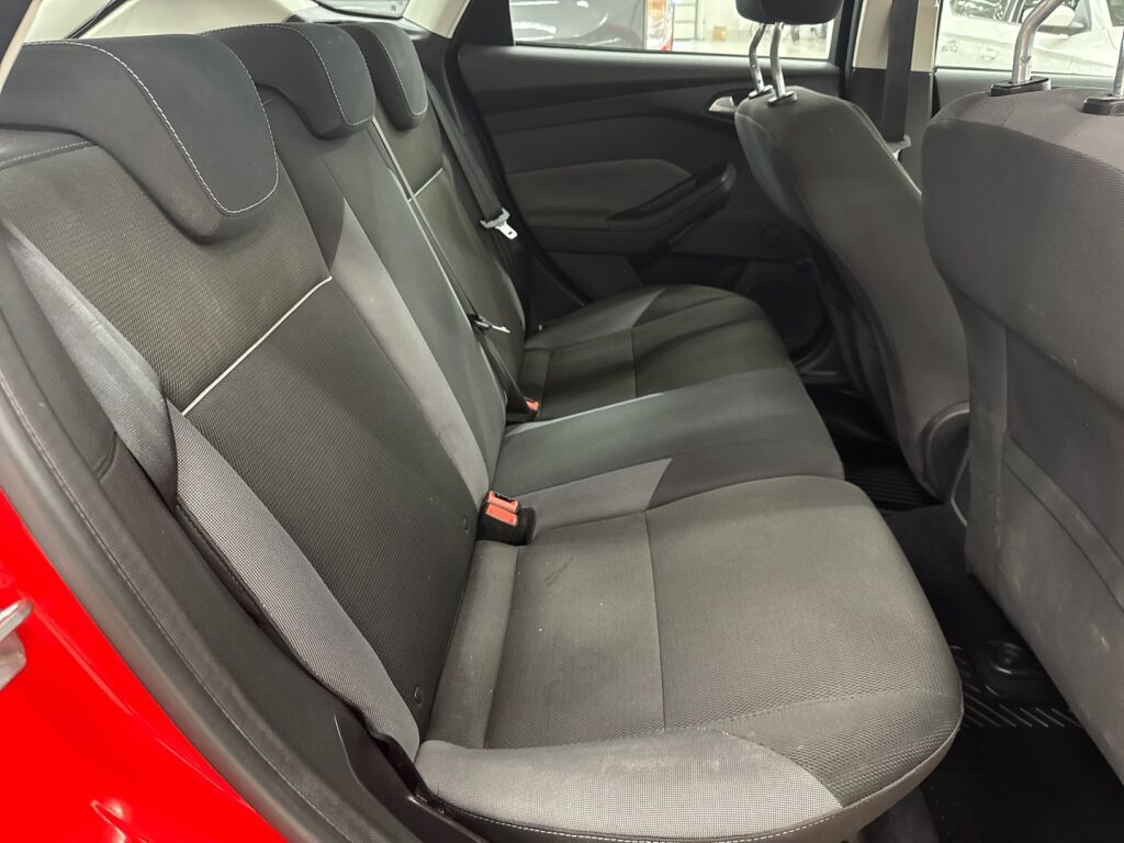 Ford Focus 2012 Punainen