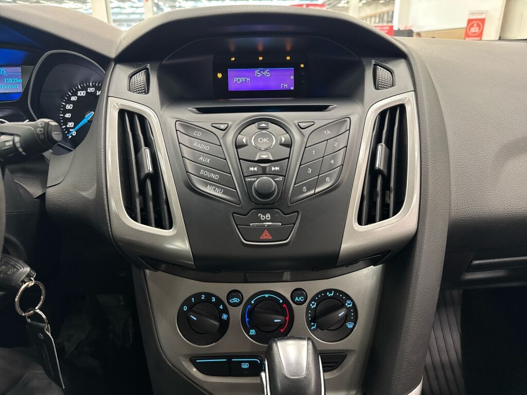 Ford Focus 2012 Punainen