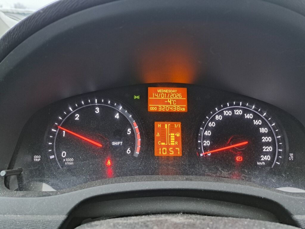 Toyota Avensis 2012 Valkoinen