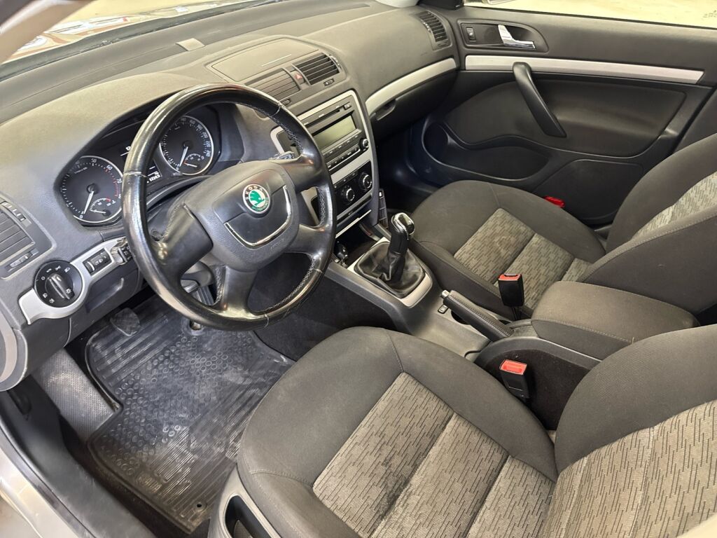 Skoda Octavia 2012 Ruskea (beige)