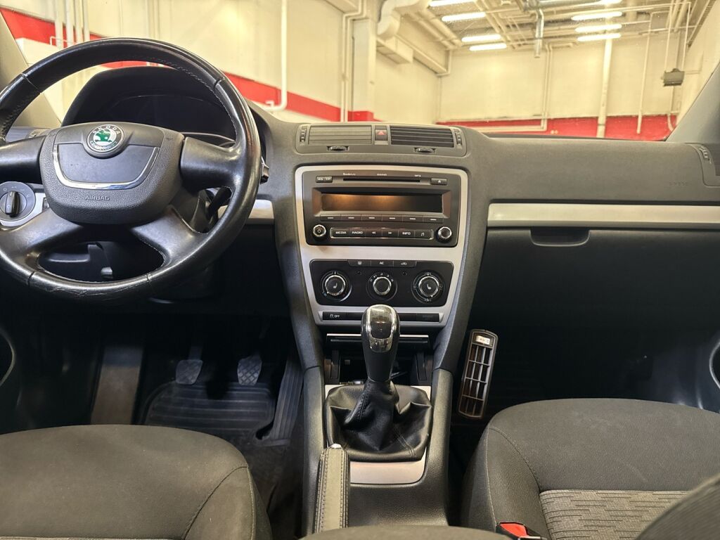 Skoda Octavia 2012 Ruskea (beige)