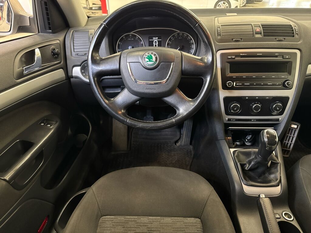 Skoda Octavia 2012 Ruskea (beige)