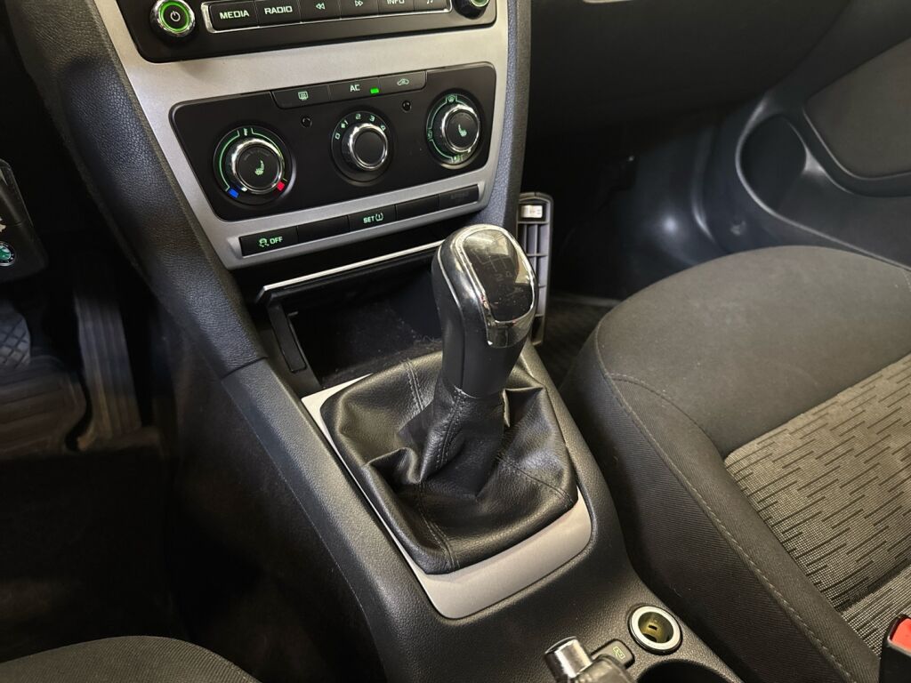Skoda Octavia 2012 Ruskea (beige)