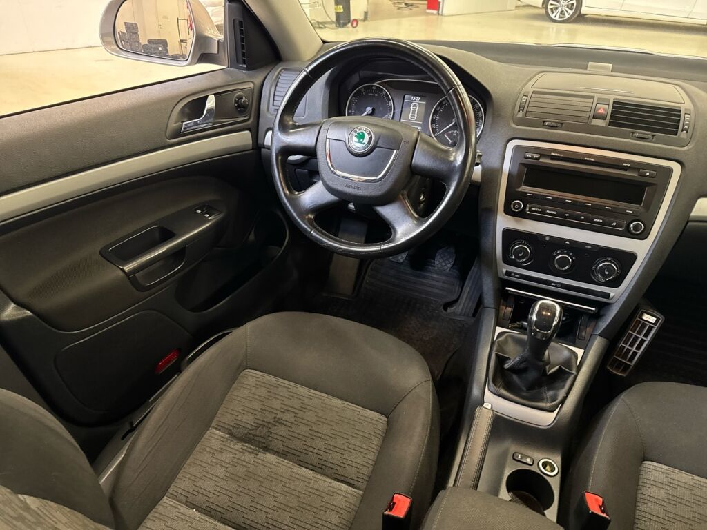 Skoda Octavia 2012 Ruskea (beige)