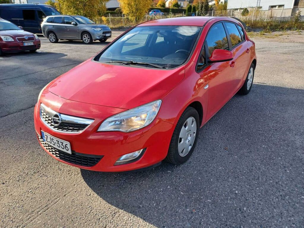 Opel Astra 2012 Punainen