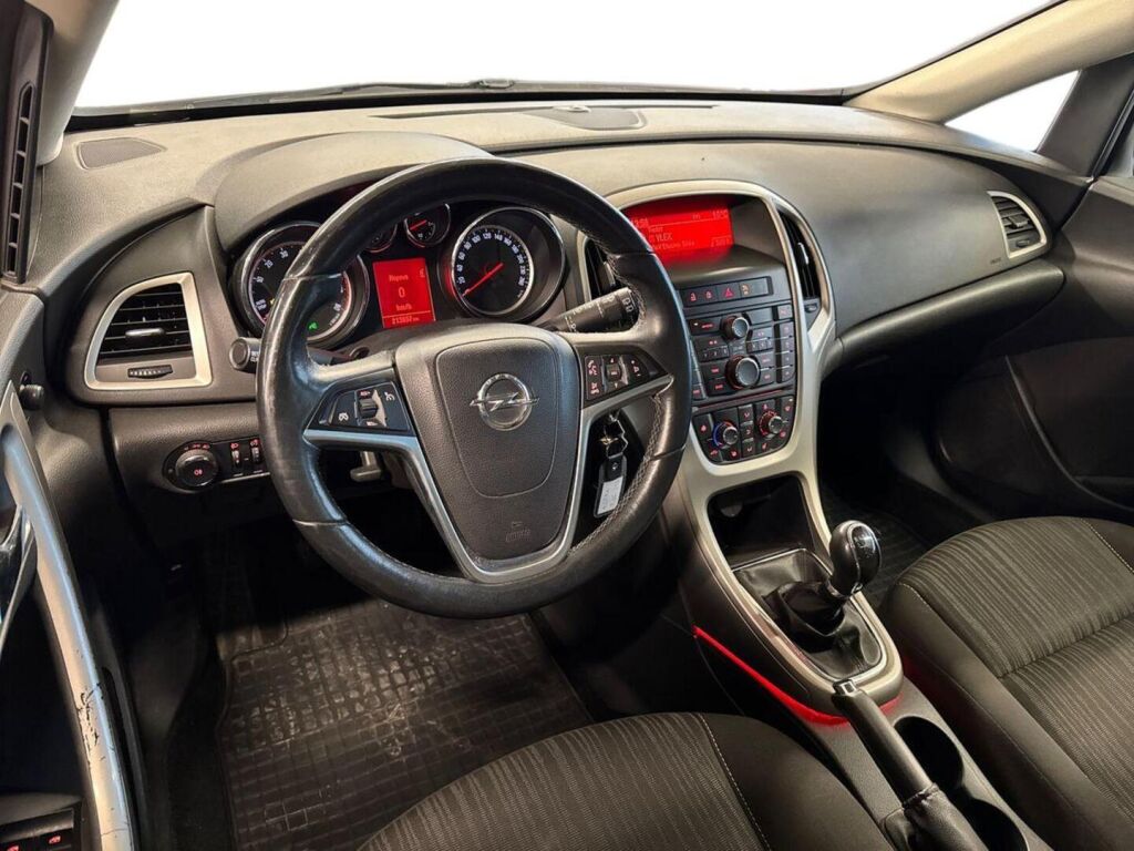 Opel Astra 2012 Musta