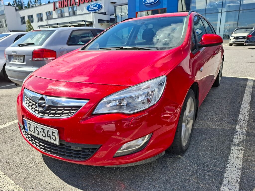 Opel Astra 2013 Punainen