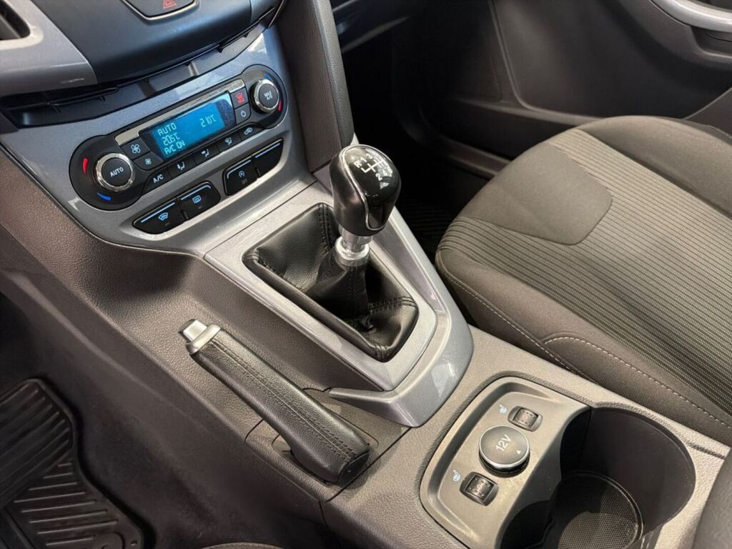 Ford Focus 2012 Ruskea (beige)