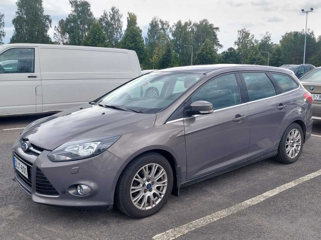 Ford Focus 2012 Ruskea (beige)