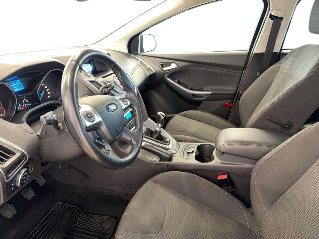 Ford Focus 2012 Ruskea (beige)