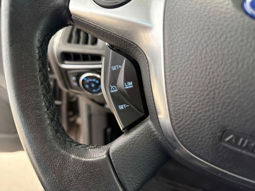 Ford Focus 2012 Ruskea (beige)