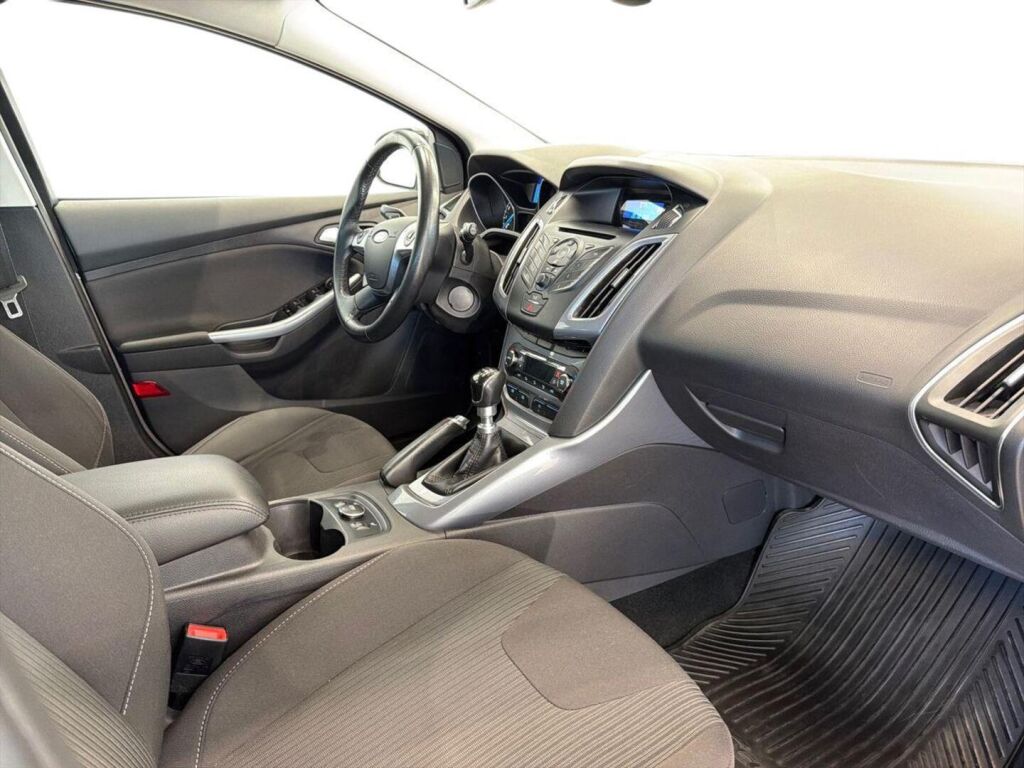 Ford Focus 2012 Ruskea (beige)