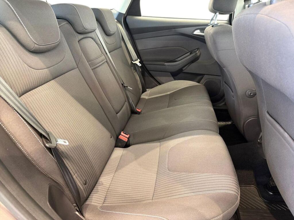 Ford Focus 2012 Ruskea (beige)