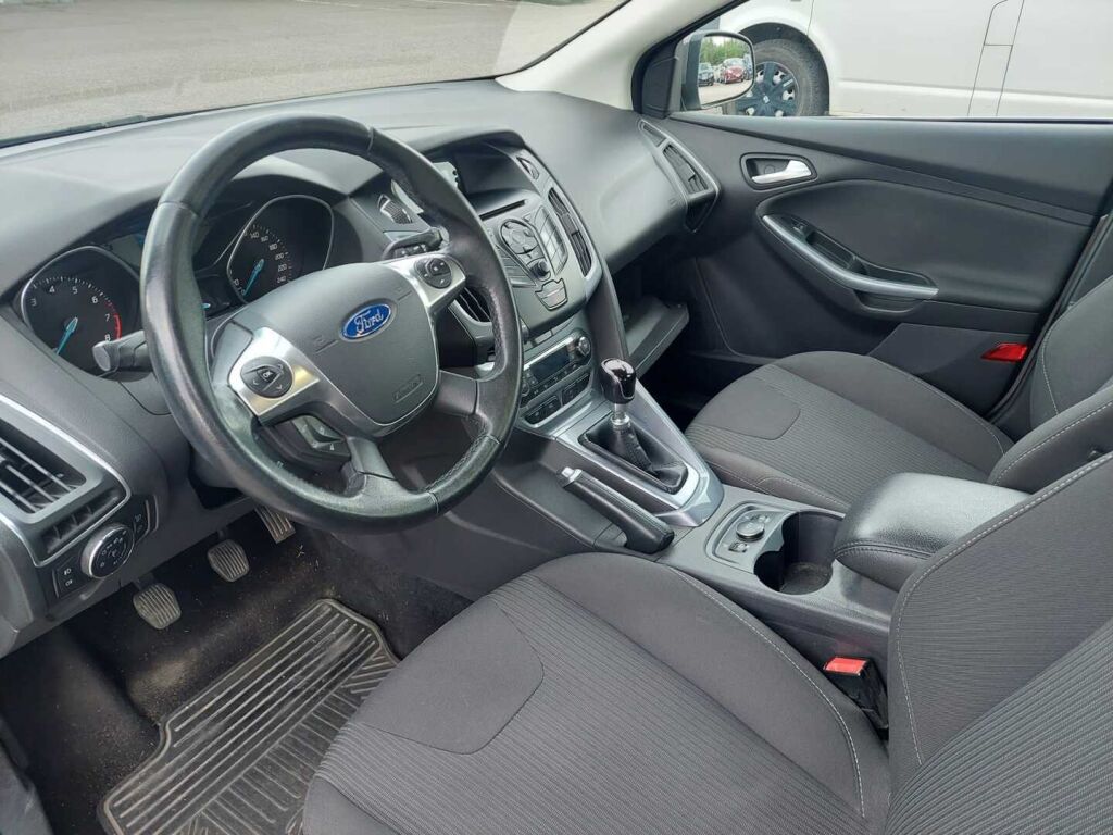 Ford Focus 2012 Ruskea (beige)