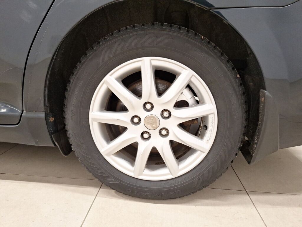 Toyota Avensis 2012 Harmaa