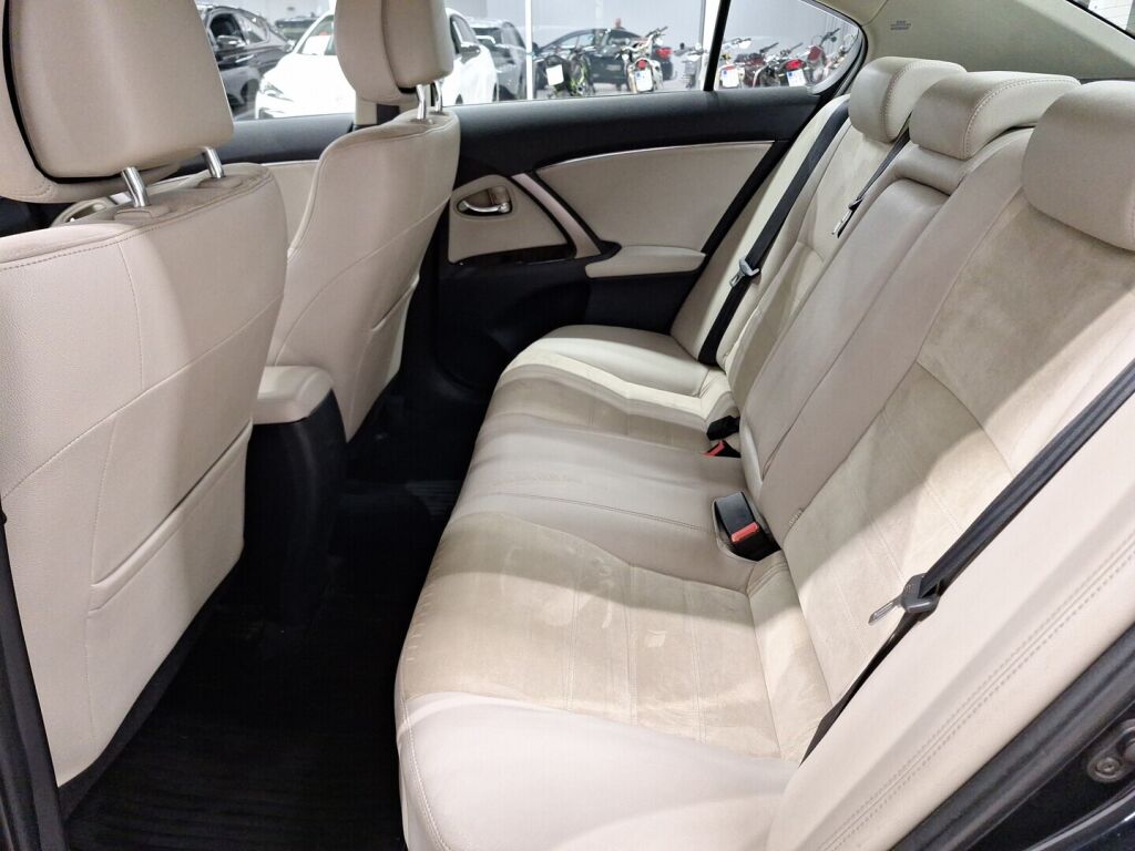 Toyota Avensis 2012 Harmaa