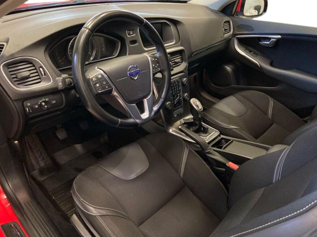Volvo V40 2013 Punainen
