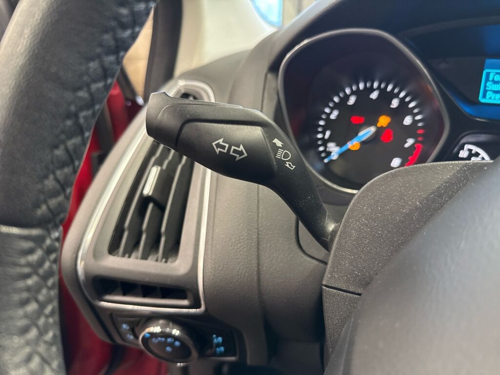 Ford Focus 2013 Punainen