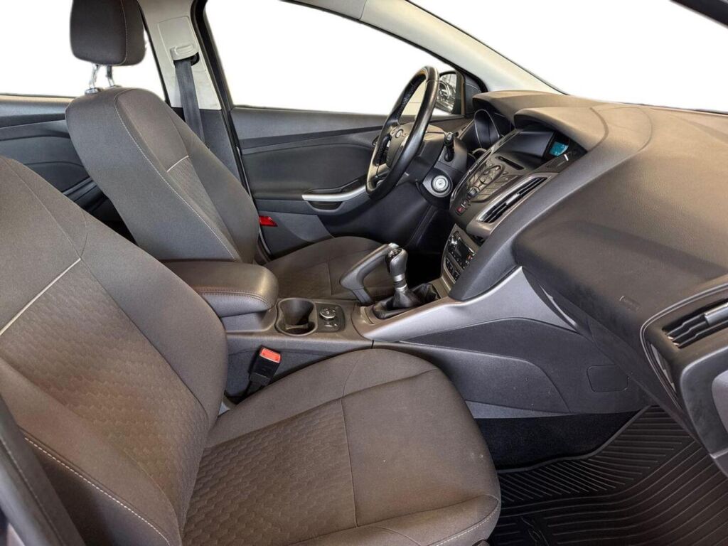 Ford Focus 2014 Ruskea (beige)