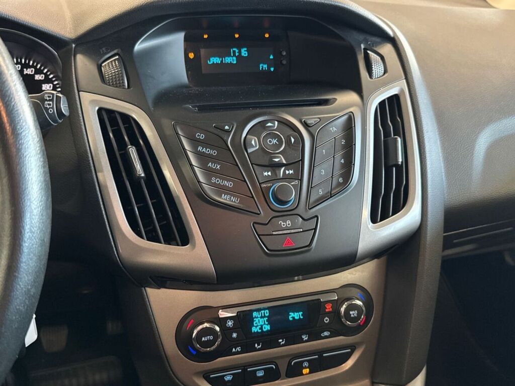Ford Focus 2014 Ruskea (beige)