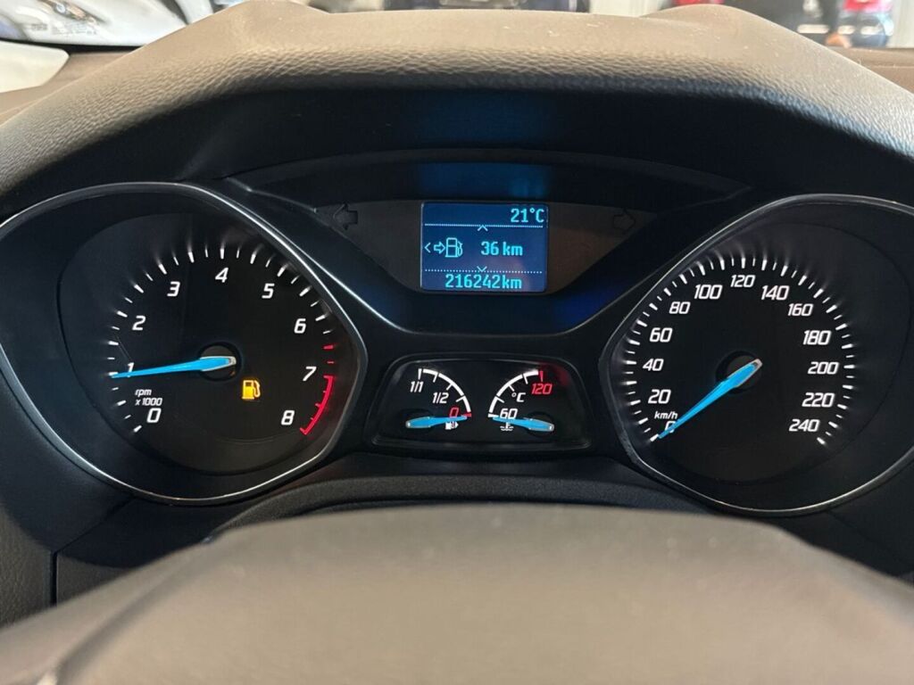 Ford Focus 2014 Ruskea (beige)