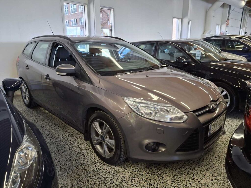 Ford Focus 2014 Ruskea (beige)