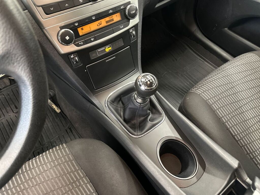 Toyota Avensis 2014 Harmaa