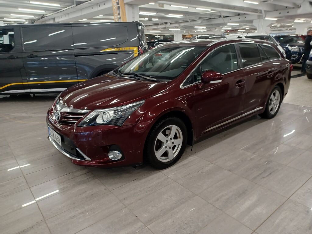 Toyota Avensis 2015 Punainen