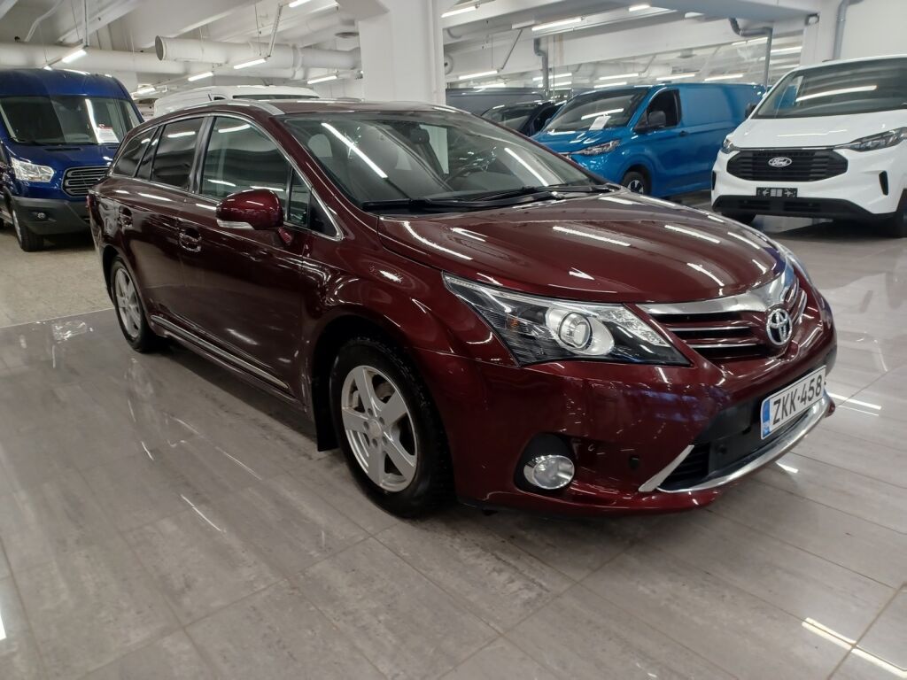 Toyota Avensis 2015 Punainen